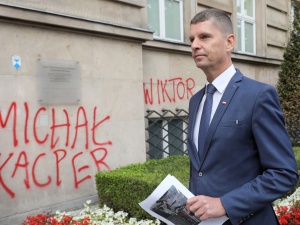 „Twoje dziecko LGBT+”. Napisy na budynku MEN. Ostre słowa ministra