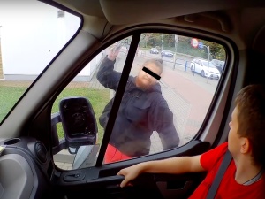 [WIDEO] Gdańsk: W szale zaatakował furgonetkę „Stop pedofilii”. 25-latek usłyszał zarzuty