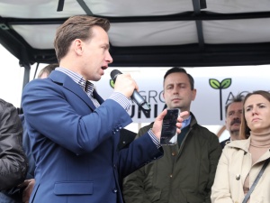 Większość posłów to ciemna masa. Totalne otumanienie. Bosak nie przebiera w słowach