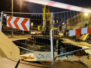 Coś niesamowitego. Awaria wodociągowa na warszawskiej Woli. Zapadł się kawałek jezdni