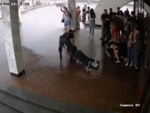 [video] Koszmar. OMON pałuje chroniących się przed deszczem w Grodnie. Myśleli, że to opozycja