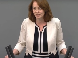 Orban obawia się rządów prawa. Katarina Barley przerywa milczenie