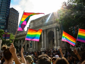 Posłowie PiS poparli projekt zakazujący znieważania osób LGBT. Kara to 5 lat więzienia