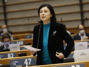 Jourova o odebraniu funduszy polskim gminom, prawach LGBT i transgranicznych prawach rodzicielskich