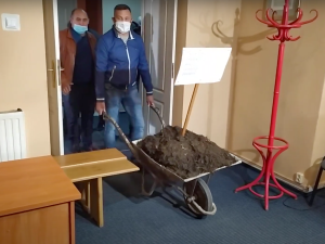 [WIDEO] Obornik w biurze Antoniego Macierewicza. Jest komentarz posła PiS