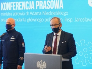 WP: „Rząd dokręca śrubę”. Obowiązek noszenia maseczek w całym kraju?