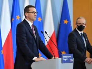 Premier ogłasza obowiązek noszenia maseczek w całym kraju