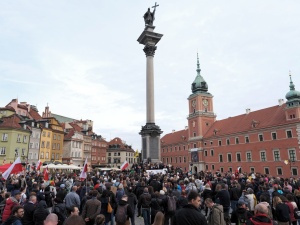 To nie jest protest przeciwko maseczkom, ale za wolnością oraz przeciwko cenzurze. W Warszawie trwa manifestacja przeciwników obostrzeń