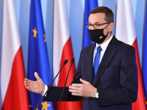 Premier: Potrzebujemy restrykcji w walce z koronawirusem, ale bez zamknięcia gospodarki