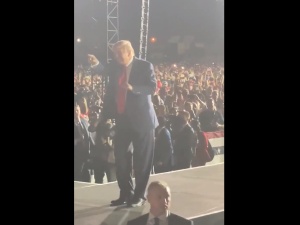 [video] Mówią teraz, że jestem odporny. Tańczący na wiecu Trump podbija sieć