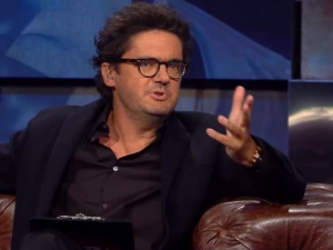 „Najpierw cię opluje, a potem zaprosi do programu.” Znany aktor uderza w „króla” TVN