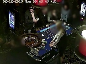 [Video] Zbigniew S. wydaje pieniądze w kasynie. Czy chodzi o środki należące do fundacji charytatywnej?
