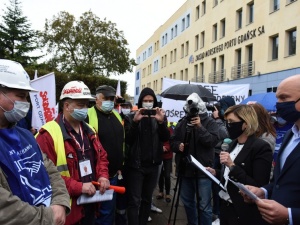 [video] Morski Port Gdańsk: Pod siedzibą zarządu związkowcy protestowali w obronie 300 miejsc pracy