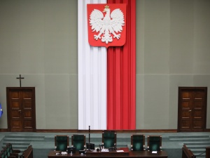 Politykom PiS i PO dedykuję piosenkę, a koronawirus dalej zaraża i zabija. Komentarze do przerwy sejmowej