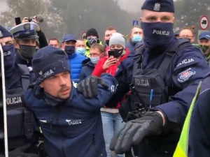 [video] Lider Agro Unii zatrzymany. Miał przeszkadzać strażakom, którzy chcieli gasić płonące opony