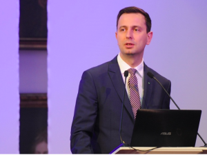 Rządzący chwalą PSL. W Senacie zawrzało