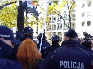 [video] Przepychanki pod Trybunałem Konstytucyjnym. Interwencja policji