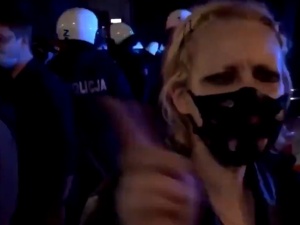 Jeżeli chodzi o je.anie psów, to chodzi o policję. Tłumaczy uczestniczka protestu pod domem Kaczyńskiego