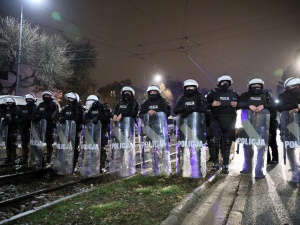 Policja: Znowu kamienie. Podczas piątkowego protestu po raz kolejny agresja wobec policjantów