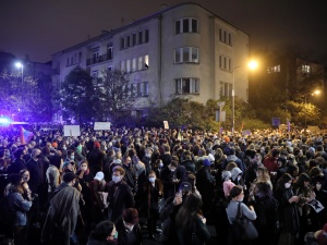 Prof. Gut o protestujących: Jeżeli chcą koniecznie spotkać się z koronawirusem, to się spotkają