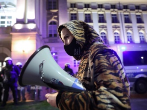[Video] Elyta z rynsztoka. Beata Mazurek komentuje protesty