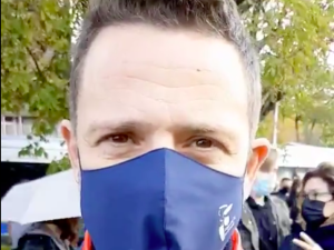 [Video] Zakaz zgromadzeń? Trzaskowski nadaje prosto z Nowogrodzkiej i dołącza do protestów