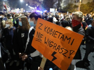 Faszyzacja życia publicznego. Macierewicz komentuje wulgarne protesty