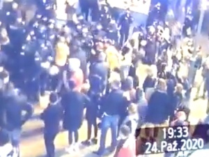 [video] Jest nagranie. Policja: Poseł Lewicy zaatakował. Kopał w tarcze
