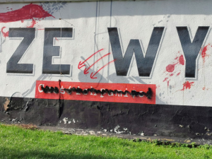 Mural Żołnierzy Wyklętych w Szczecinie pomazany symbolami Antify