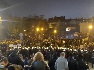 [video] Warszawa: Demonstranci zebrani pod katedrą rzucają szkłem