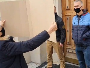 Modlimy się abyśmy mieli odwagę i pobożność Polaków. Amerykańscy internauci o Polakach broniących kościoła