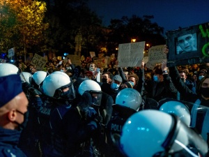 Czemu ludzie nie napier***ali policji? Dziennikarz dał popis