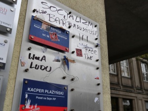 Kaczor do piachu. Policja wyjaśnia okoliczności zniszczenia elewacji biura posłów PiS