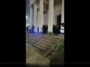 [Wideo] Atak na kościół na placu Trzech Krzyży. W Straż Narodową rzucane są butelki 