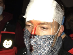 „Modlimy się klęcząc. Lecą butelki i petardy”. Dramatyczne relacje z obrony kościoła na Placu Trzech Krzyży