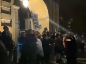 [video] Je.ać PiS!. Jasna Góra obroniona przez policję, kibiców i wiernych