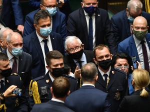 Szokujące  ujęcie ataku posłanek opozycji na Jarosława Kaczyńskiego 