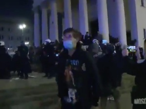 [video] Margot niszczy samochód podczas demonstracji