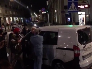 [video] „Strajk Kobiet” napadł na samochód poczty polskiej? Kalinowski: Była próba kradzieży