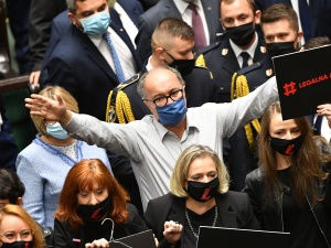 [Video] Najważniejsze lajki? Lewica wywołała burzę, po czym poszła strzelać selfiacze