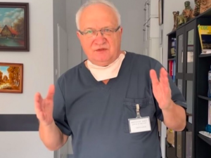 Prof. Simon: Protesty to nie jest jakieś istotne zagrożenie. Kilka dni wcześniej: Pełne ludzi cmentarze to skrajne niebezpieczeństwo