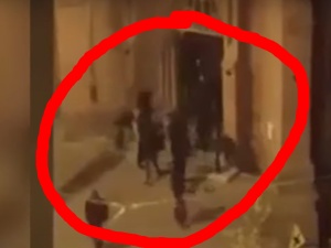 [video] Abrocjonistyczne bojówki z trzonkami od siekier na obrońców kościoła w Poznaniu. Jeden ma być raniony nożem