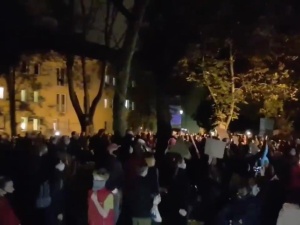 [video] Krystyna Pawłowicz o demonstrantach pod jej oknami: Wejścia do klatki pilnuje Policja