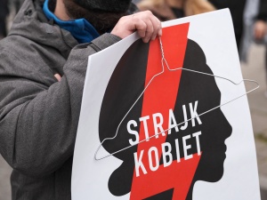 mBank z czerwonym piorunem, symbolem prawa do zabijania dzieci w ramach aborcji