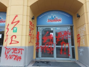 Aborcjonistyczni bojówkarze zniszczyli elewację siedziby dolnośląskiej Solidarności