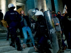 Nieoficjalnie: Warszawska policja od środy pilnuje całą dobę kościołów i mieszkań posłów PiS