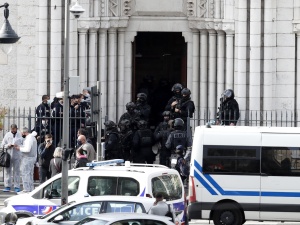 Francja: Atak nożownika w Nicei. Burmistrz apeluje: Zniszczyć islamofaszyzm