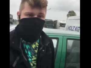 [WIDEO] „Wypier**lać stąd”. Młody mężczyzna grozi dziennikarzom TVP3 Opole