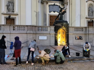Piękna akcja Straży Narodowej! Warszawskie dzieci sprzatają stolicę po manifestacjach proaborcyjnych
