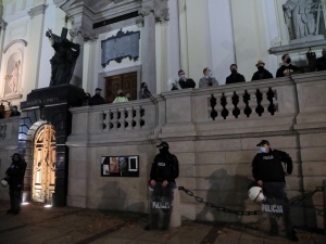 „Agresywna lewica robi najazd na stolicę”. Wystosowano apel do Warszawiaków, by bronili kościołów